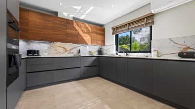 Cocina abierta diseñada por LivingPINO en un complejo residencial de lujo en Faro