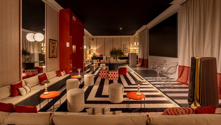 Auditorio experiencial diseñado por Marisa Gallo en Marbella Design 2026 con superficies ALVIC