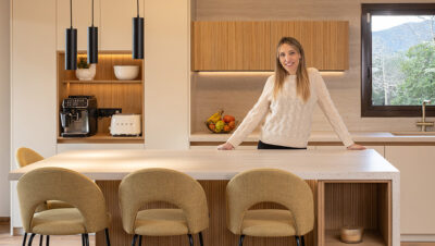 cocina contemporánea de Miriam Prat con isla y encimera porcelánica