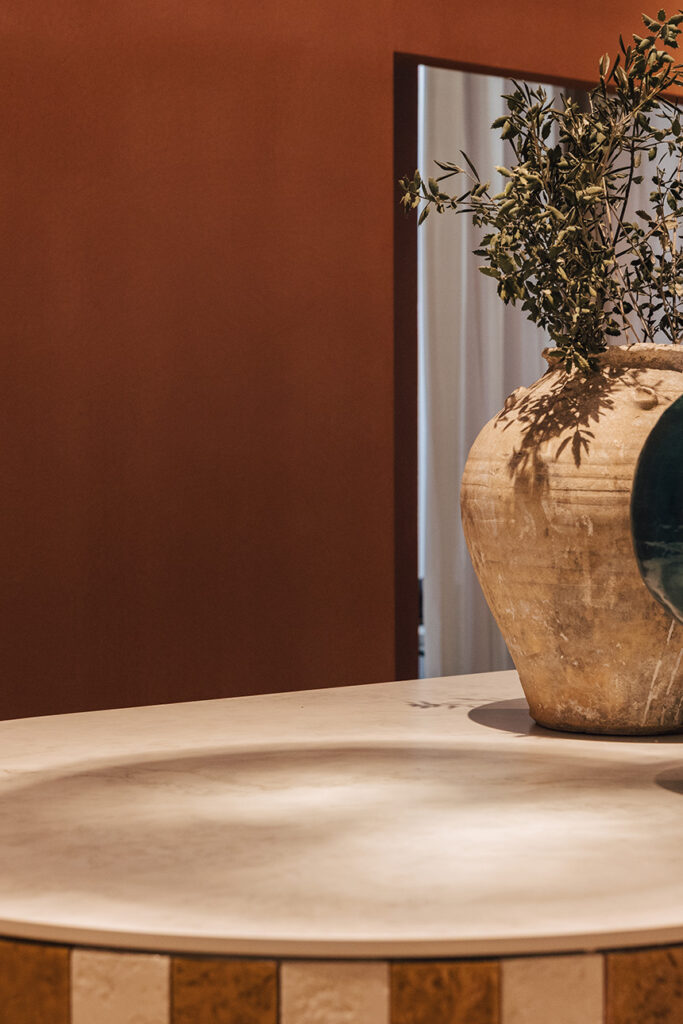 Mesa con encimera Neolith Everest Sunrise en ARCOmadrid