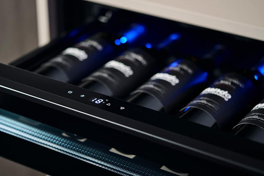 vinoteca con iluminación LED personalizable de Pando