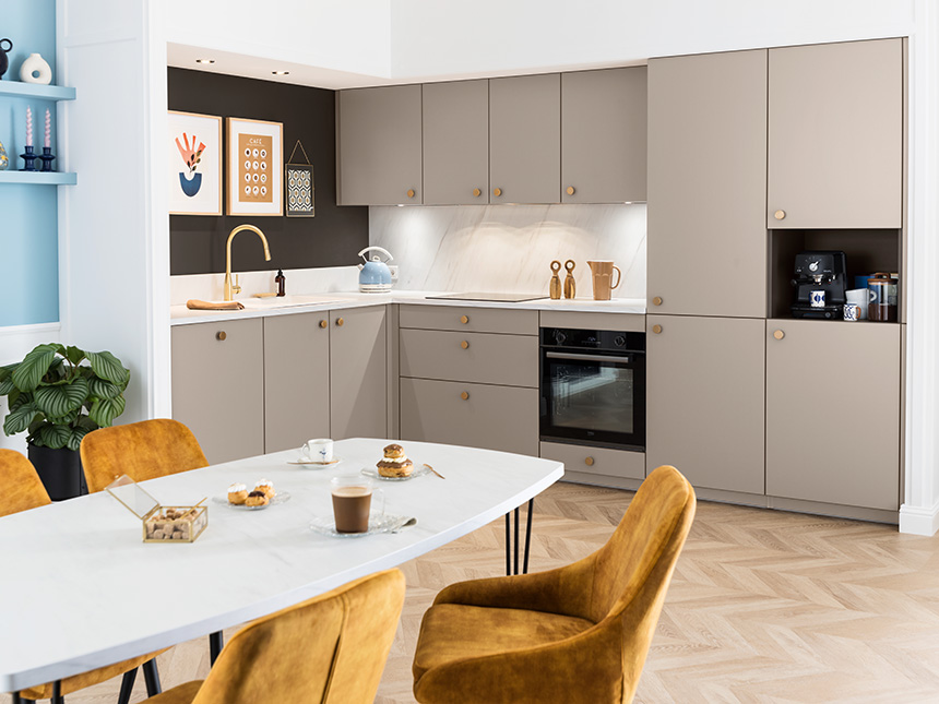 Mesa inteligente en cocina abierta 2026