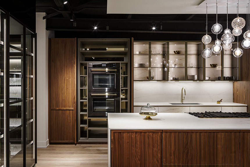 cocina de diseño con panelado vertical de madera tendencia 2026