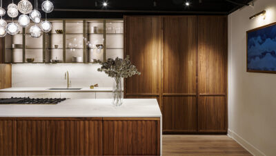 cocina moderna con palillería de madera diseño DOCA