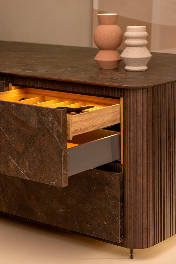 Interior de cajones con cola de milano en cocina REKKER