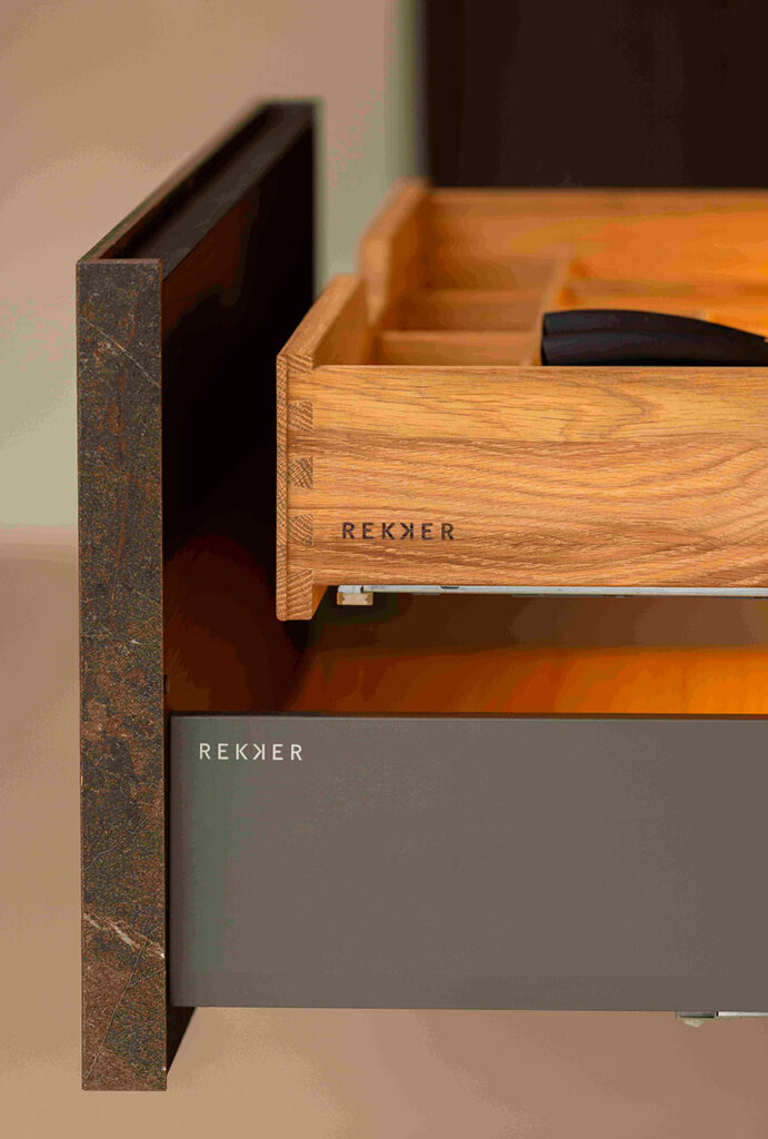 Detalle de madera de roble y material MDi en la cocina GINA35 de REKKER