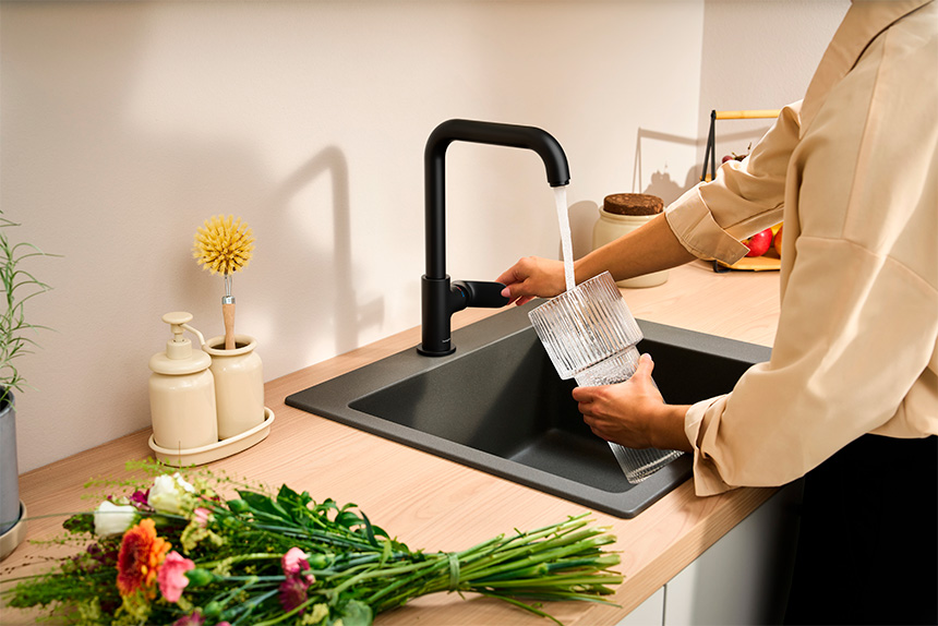 Detalle del grifo hansgrohe Vernis Blend M35 instalado en cocina moderna