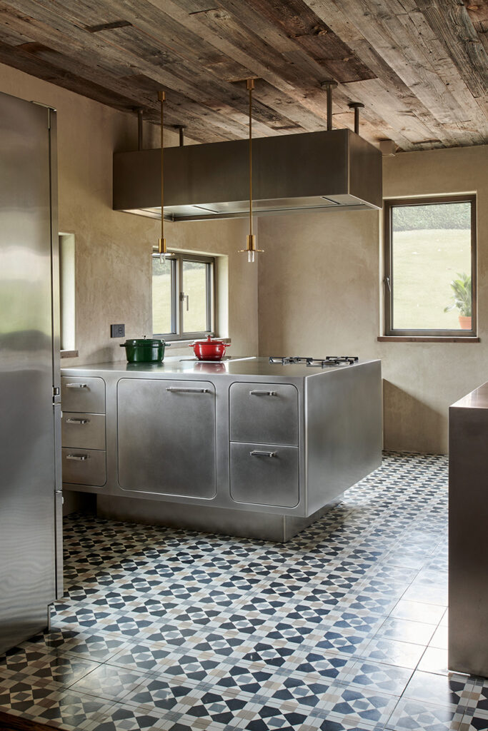 Interior de cocina de acero inoxidable Abimis en los Dolomitas
