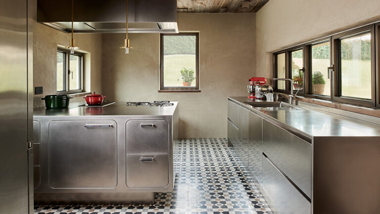 Cocina Abimis en vivienda rural de Belluno con diseño contemporáneo