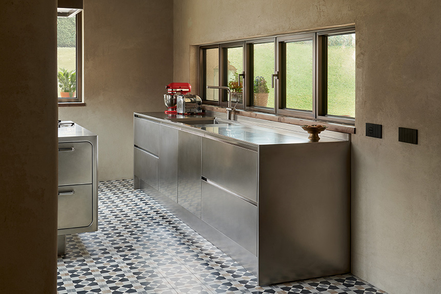 Rehabilitación de casa rural en Italia con cocina de diseño
