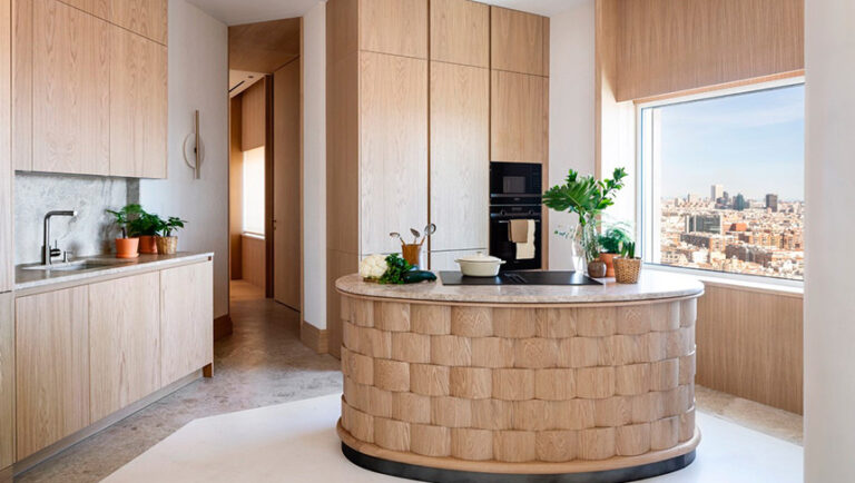 Cocina de madera natural de roble en Madrid con diseño contemporáneo en Plaza de España
