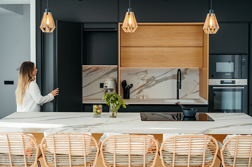 isla de cocina con encimera en cascada porcelánico