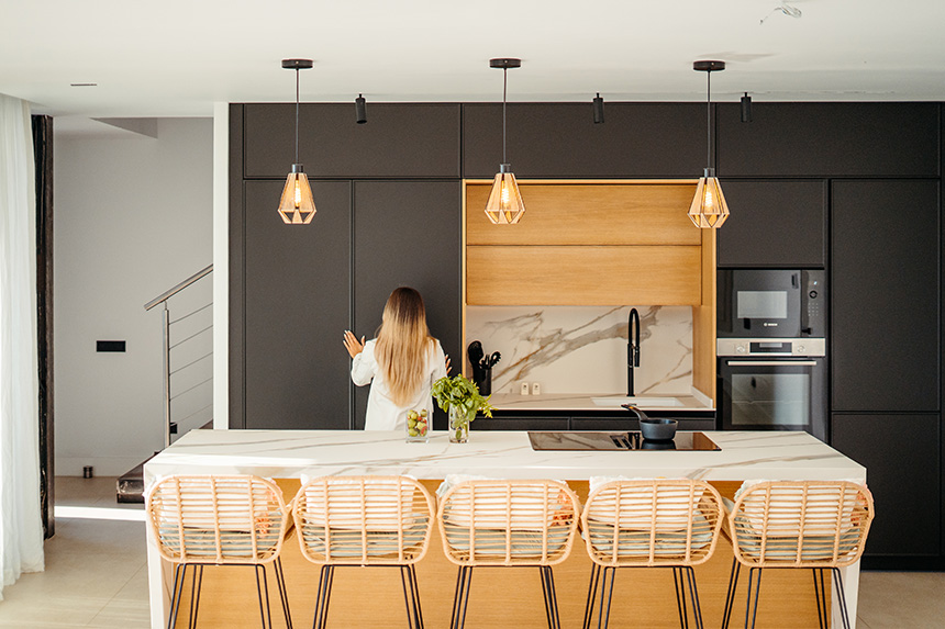 cocina integrada en salón con electrodomésticos ocultos