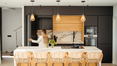 cocina moderna con desayunador oculto escamoteable