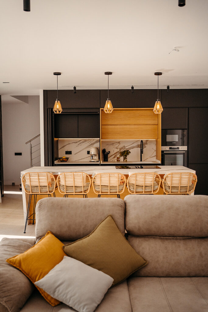 cocina moderna con desayunador oculto escamoteable