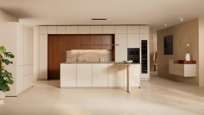 Cocina de diseño premium con iluminación integrada y mobiliario modular presentada por next125 en Eurocucina 2026