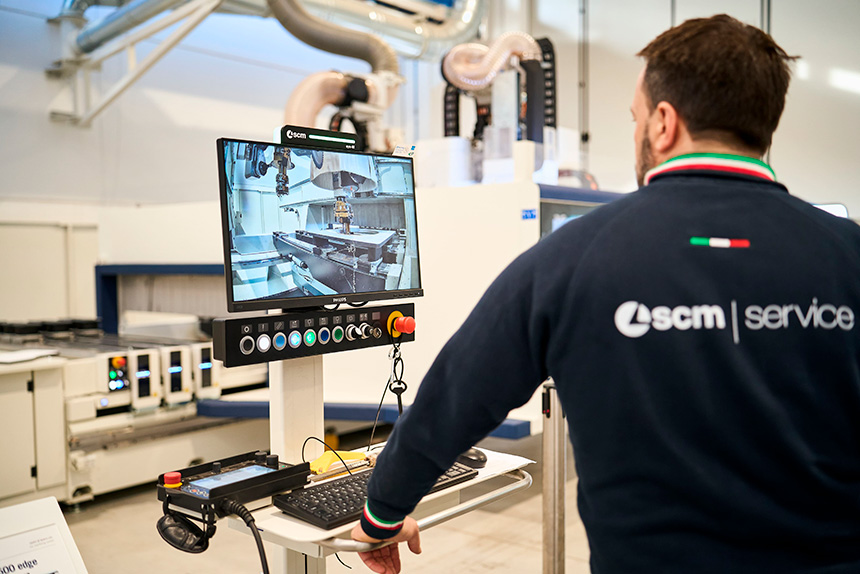 Centro CNC para madera accord 500 edge trabajando paneles con sistema de canteado automático