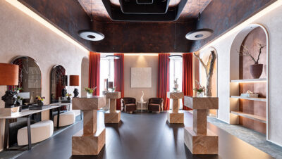 Mesa y mobiliario con piedra sinterizada VENUX en el Auditorio Opulus de Casa Decor 2026