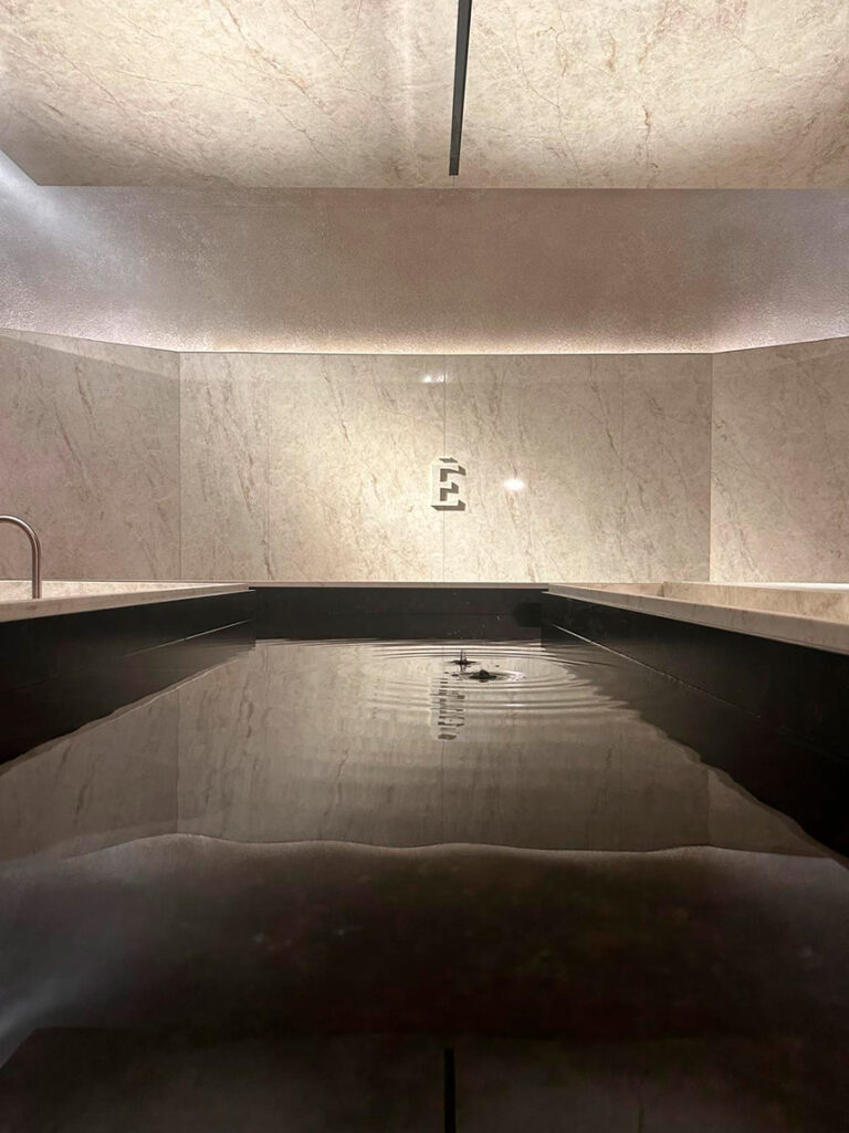 Diseño sensorial con luz y agua en el espacio Manantial