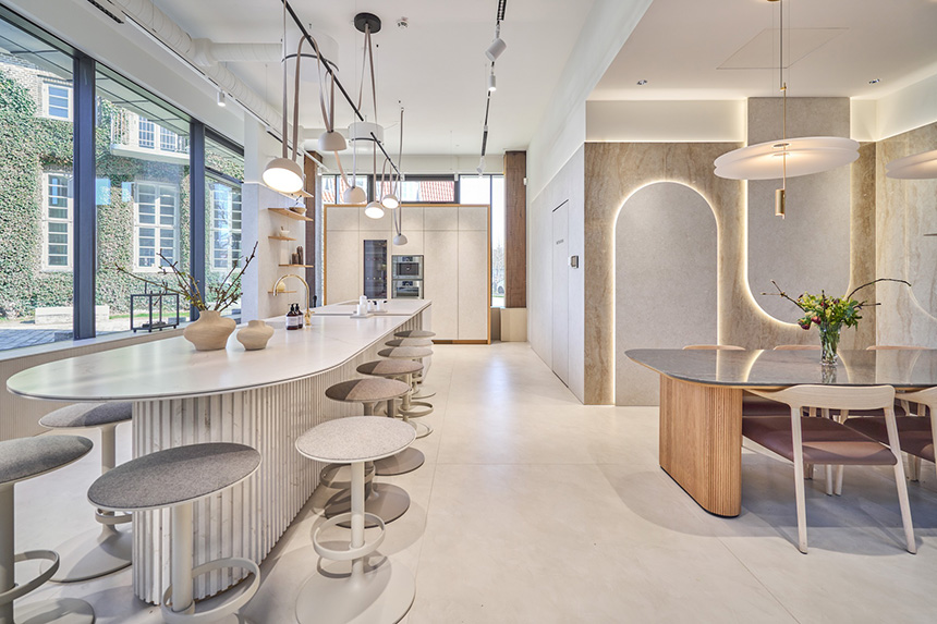 Ambiente de cocina contemporánea en Cosentino City Copenhague con superficies Dekton aplicadas a encimeras