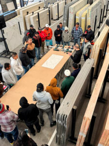 Marmolistas en sesión práctica con superficies técnicas 