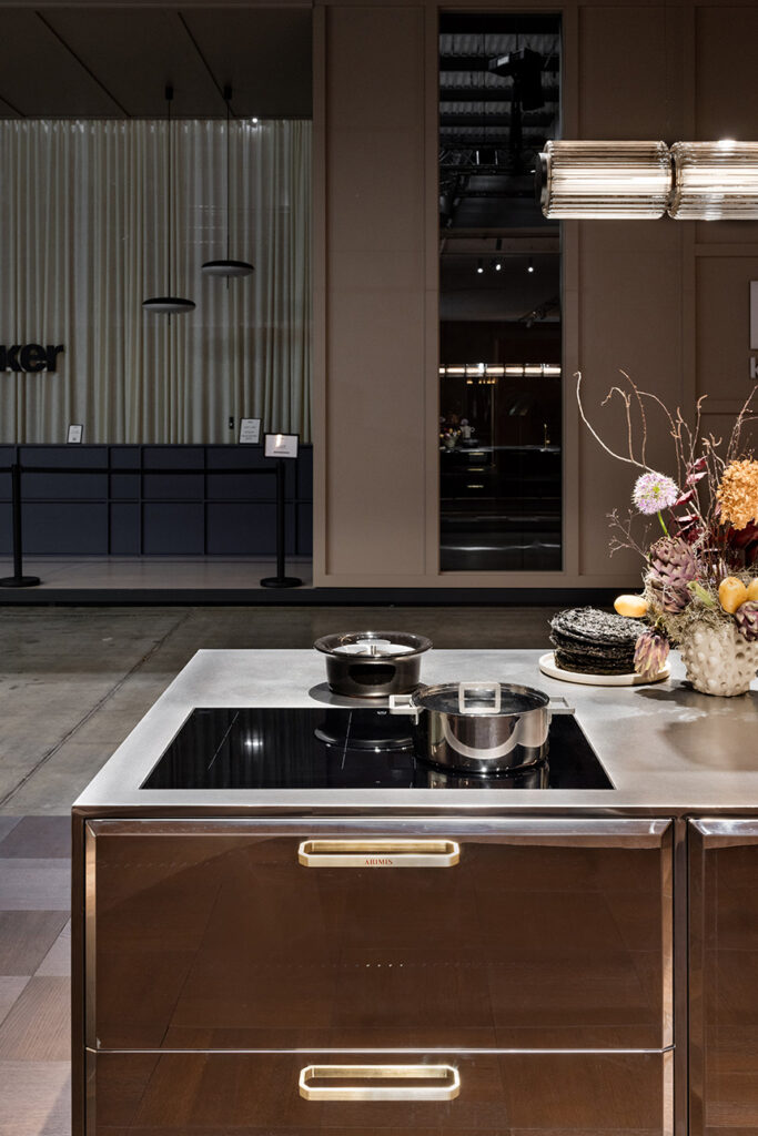 Cocinas Abimis presentadas en EuroCucina FTK 2026 con diseño en acero inoxidable