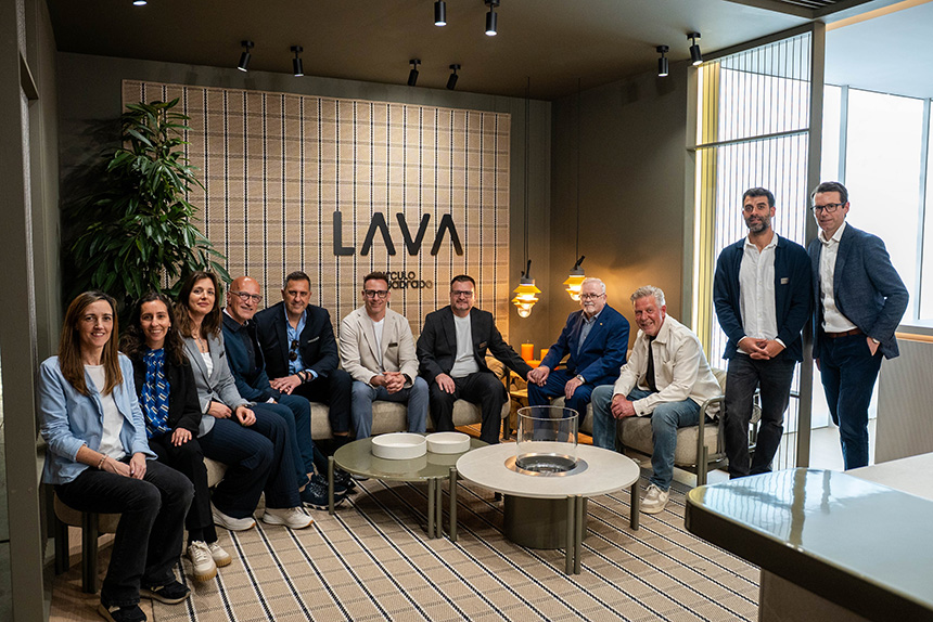 Equipo directivo internacional de Novara durante el Salone del Mobile de Milán