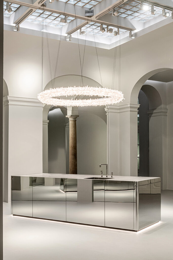 Cocina isla ATOLL de acero pulido diseñada por MAO Architects