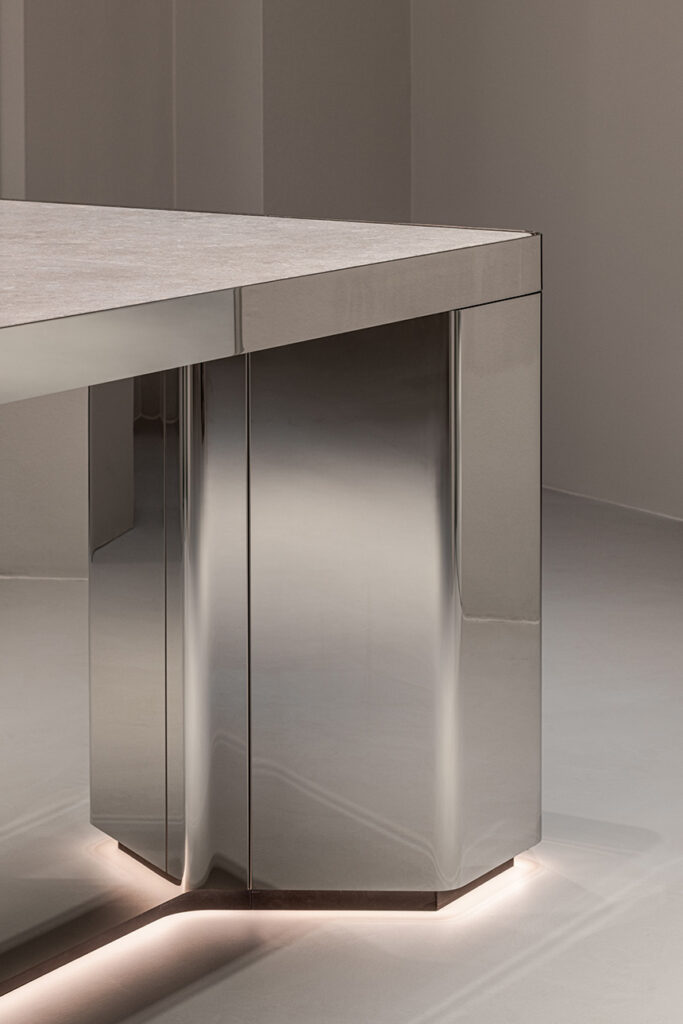 Detalle de acero pulido en la isla de cocina ATOLL de diseño italiano