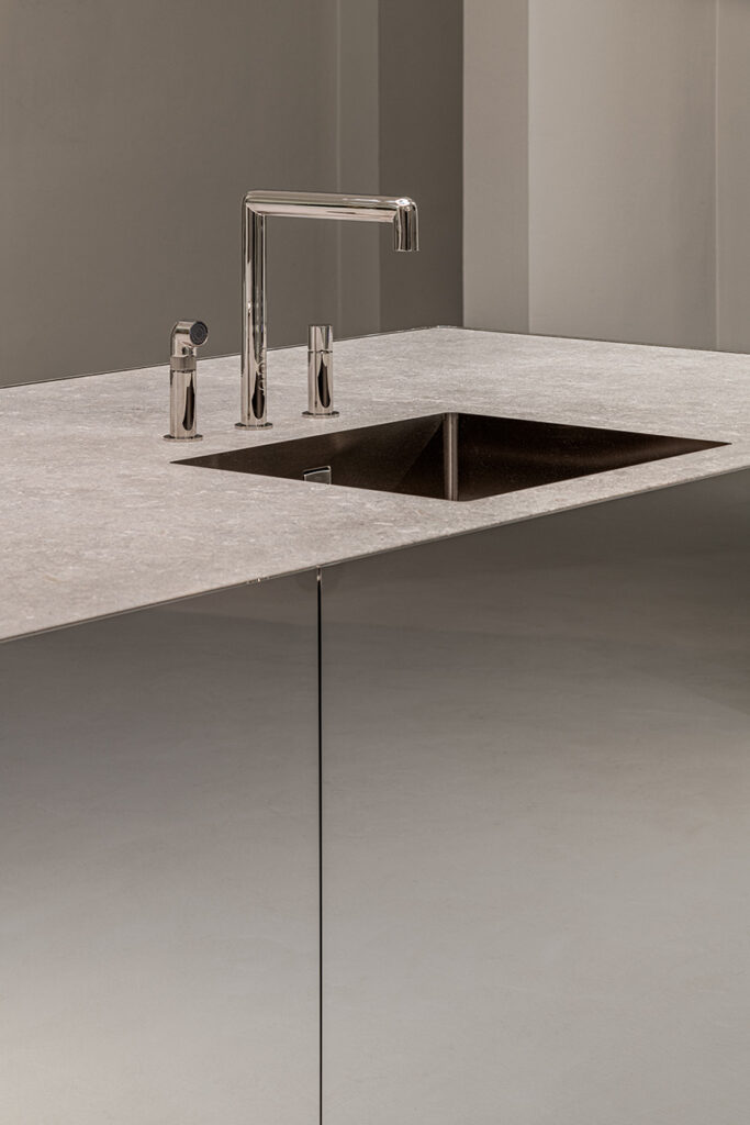 Combinación de acero, madera y piedra natural en la cocina ATOLL