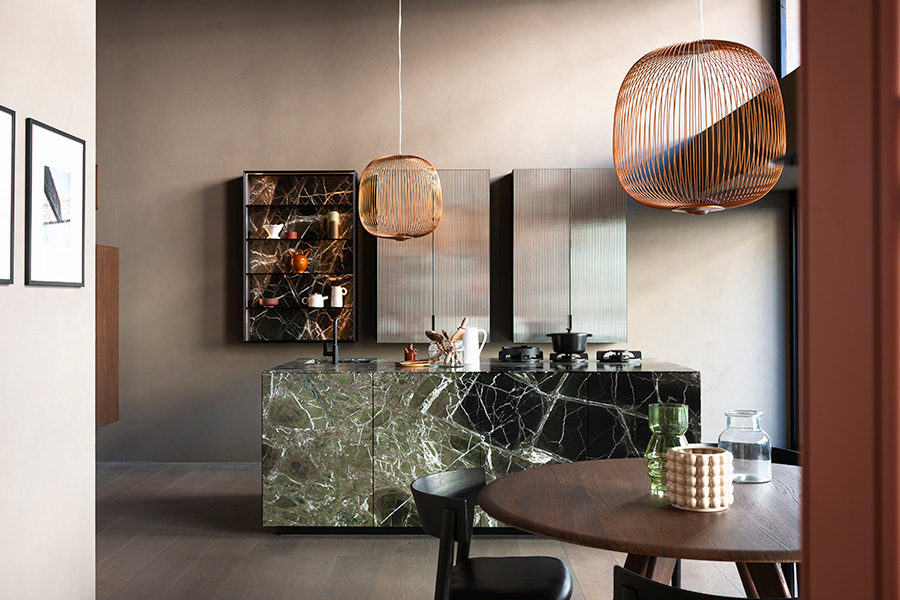 Superficie de vidrio acanalado con acabado espejado en diseño de cocina