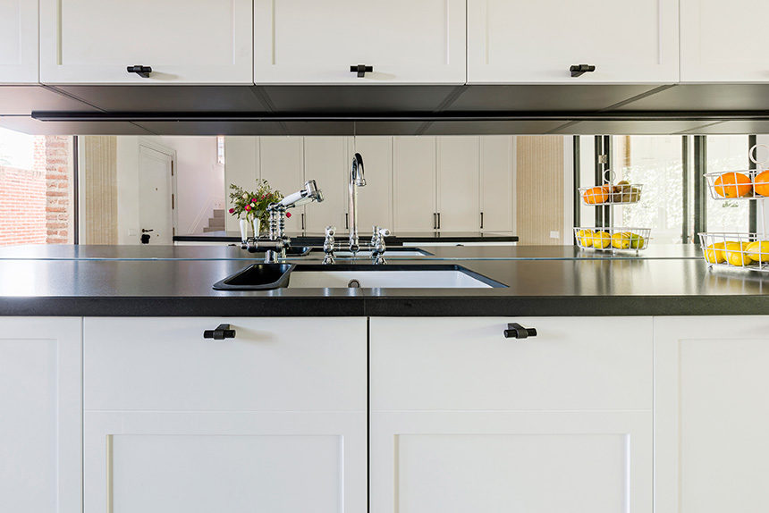 Cocina moderna con granito Sahana Nite de Levantina