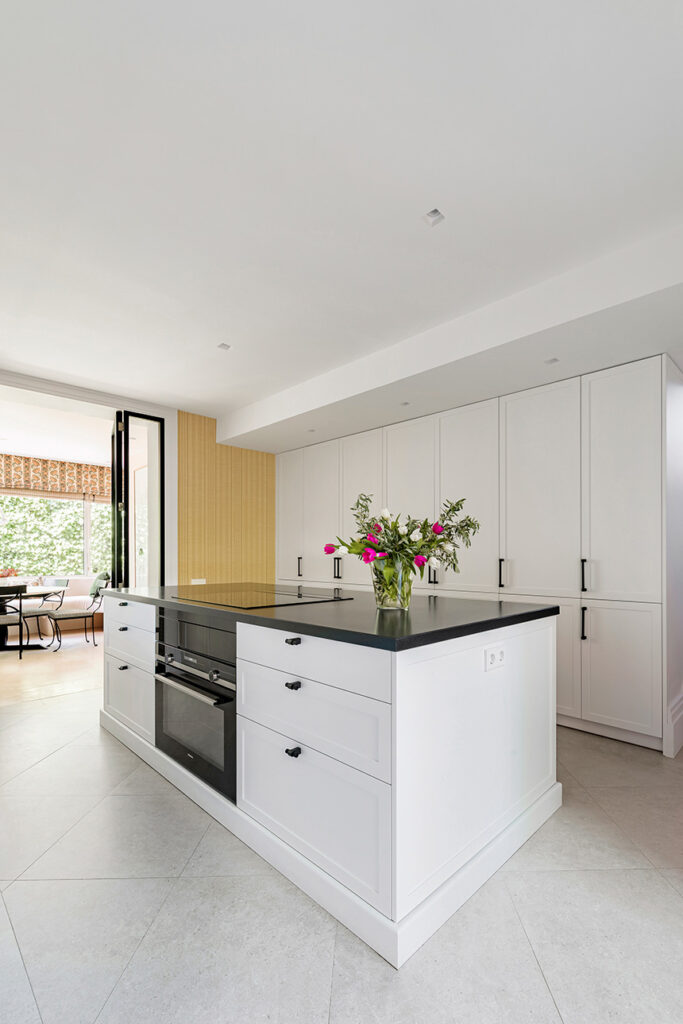 Isla de cocina contemporánea diseñada por Luis Puerta