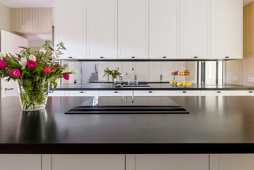 Cocina moderna con granito Sahana Nite de Levantina