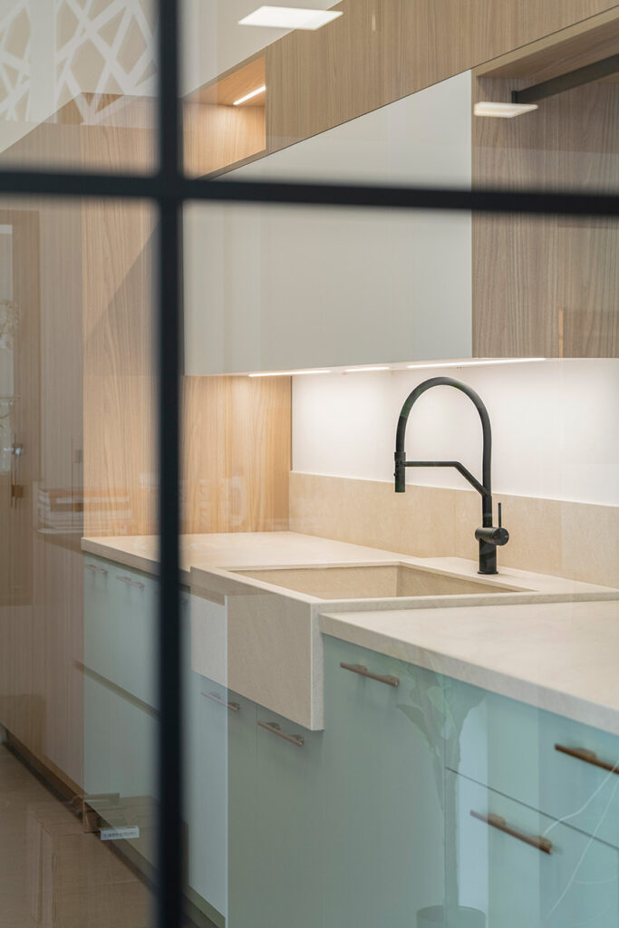 Diseño de cocina mediterránea con tonos cálidos y materiales porcelánicos resistentes