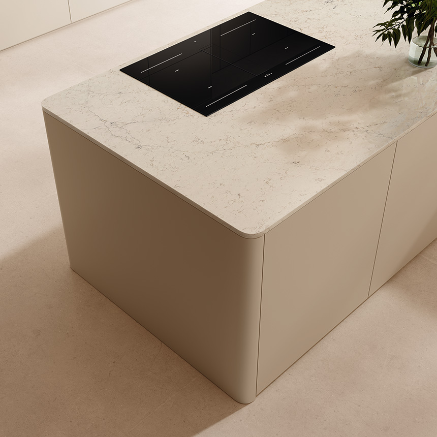 Detalle de acabados Blanco Vainilla mate y Roble Gris Ceniza en cocina de diseño italiano.