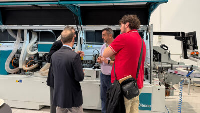 Profesionales del sector madera en el showroom de Biesse Gavà