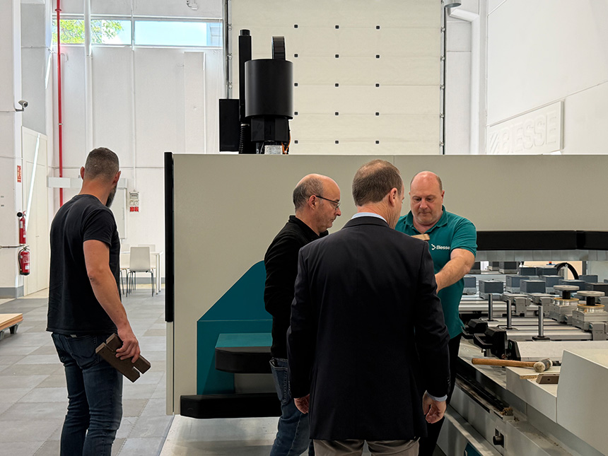 Además de Biesse, participaron REHAU y Jowat con soluciones de canto y encolado industrial.