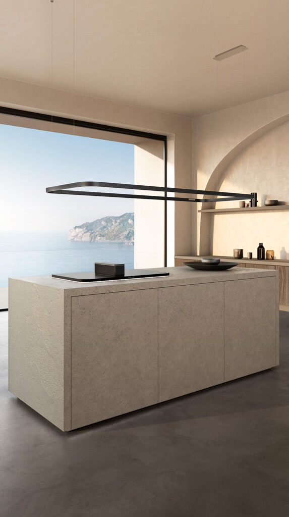 Cocina abierta con sistema Isola de Smeg en aluminio y vidrio negro
