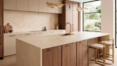 Cocina abierta al exterior con encimera porcelánica Macadamia Cream de Ceratop by Cupa Stone
