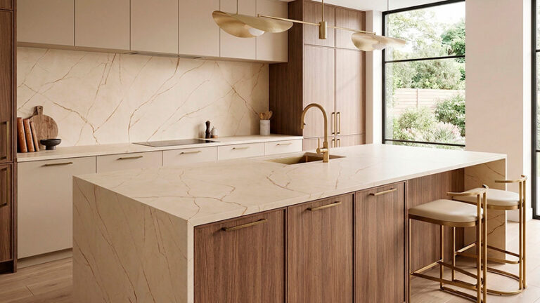 Cocina abierta al exterior con encimera porcelánica Macadamia Cream de Ceratop by Cupa Stone
