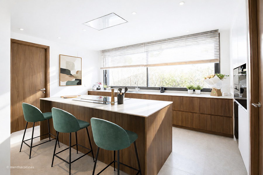 Proyecto de Mentha Cocinas: equilibrio entre nogal y blanco