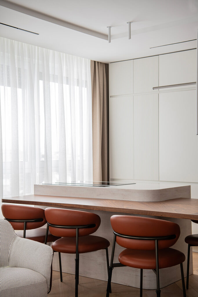Isla de cocina en HIMACS Aurora Linen Cream integrada en una vivienda contemporánea