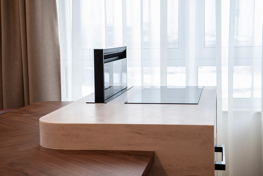 Diseño de cocina elegante con isla central y revestimientos HIMACS