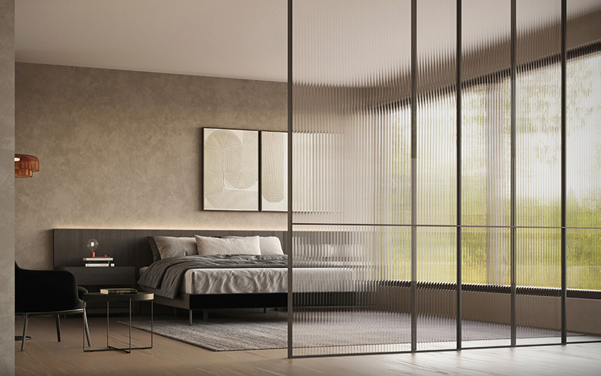 Puerta corredera de aluminio lacado color plomo con cristal Flutex de Besform para cerramientos interiores a medida
