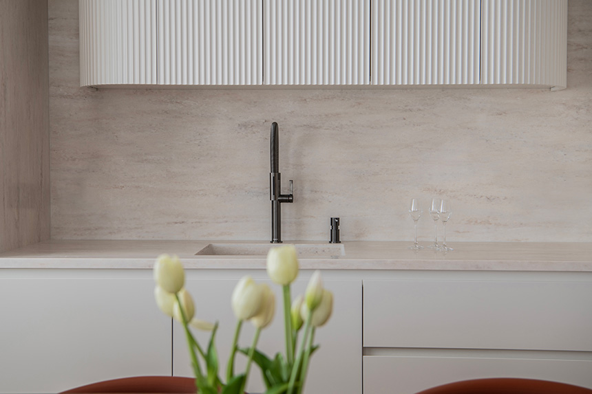 Proyecto residencial de Divna Design con cocina moderna y materiales duraderos