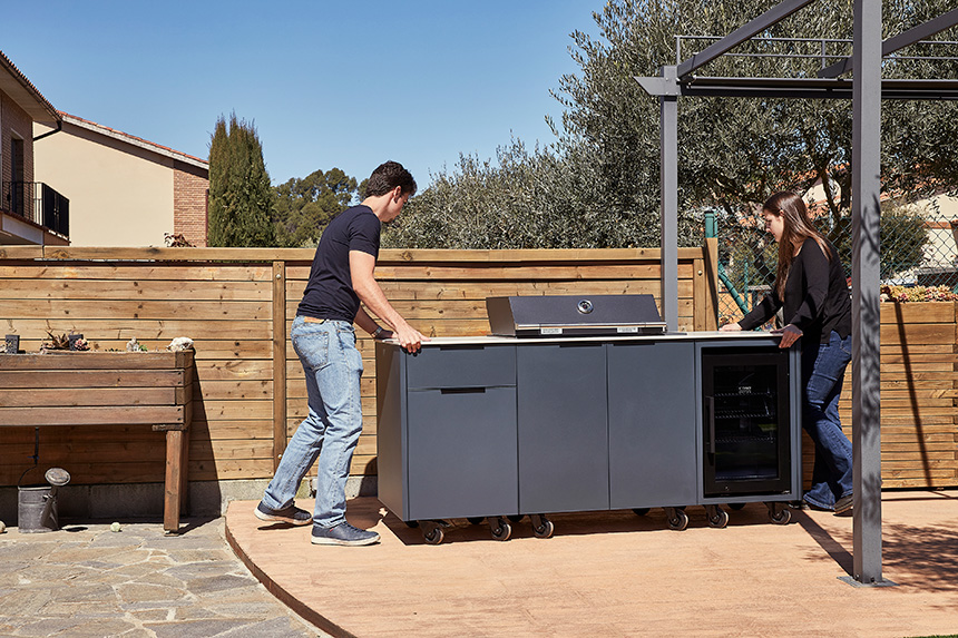 Cocina exterior modular ALfresco con ruedas integradas para mover y reorganizar el espacio
