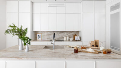 Modelo Bahía de Cocinas Río diseñado junto a Luis Puerta con isla de cocina en cuarcita natural Terra Paraná