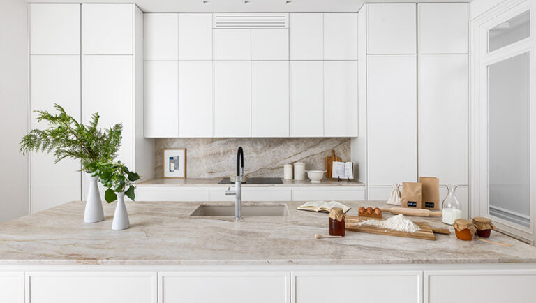 Modelo Bahía de Cocinas Río diseñado junto a Luis Puerta con isla de cocina en cuarcita natural Terra Paraná