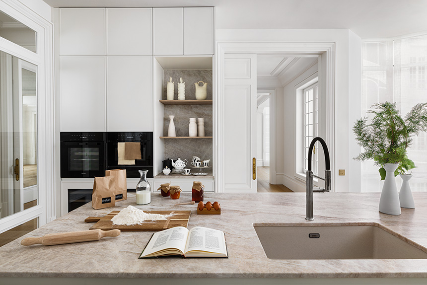 Cocina de diseño Modelo Bahía con isla central y materiales naturales